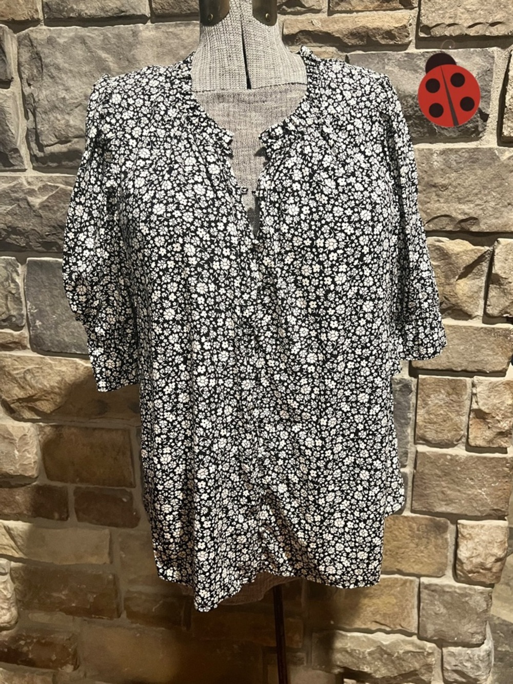 GAP Black & White Floral Top. Ruffled sleeves. XL